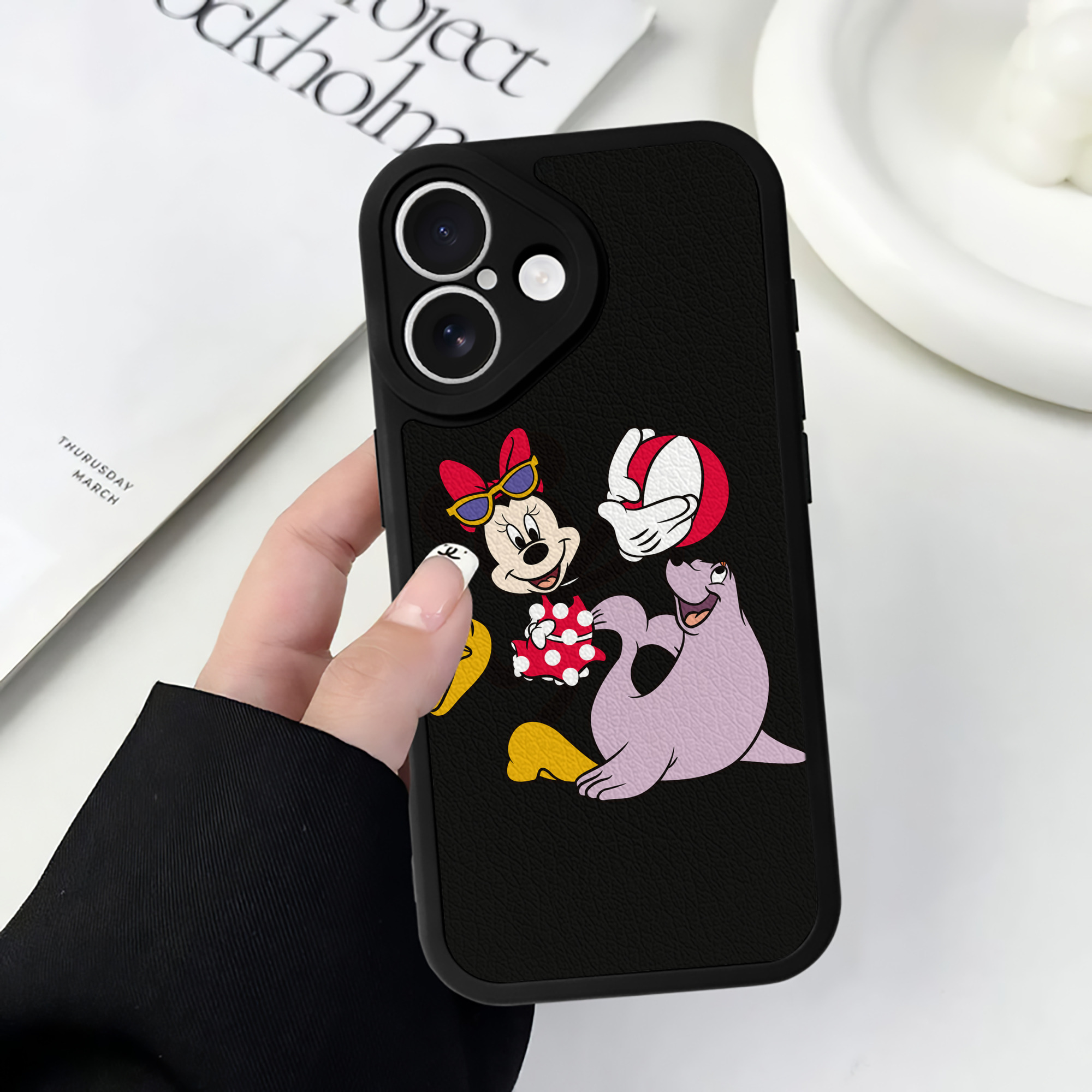 （画像用） ミッキーマウス Mickey Mouse 【iPhone 16シリーズ対応】シリコンスマホケース（レザー調） 材質：シリコン